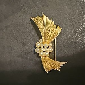 Vintage Trifari pearl cluster brooch